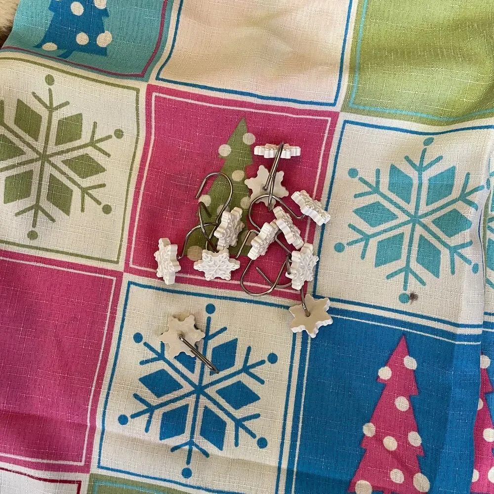 Christmas Shower Curtain w/Snowflake hooks 72x72